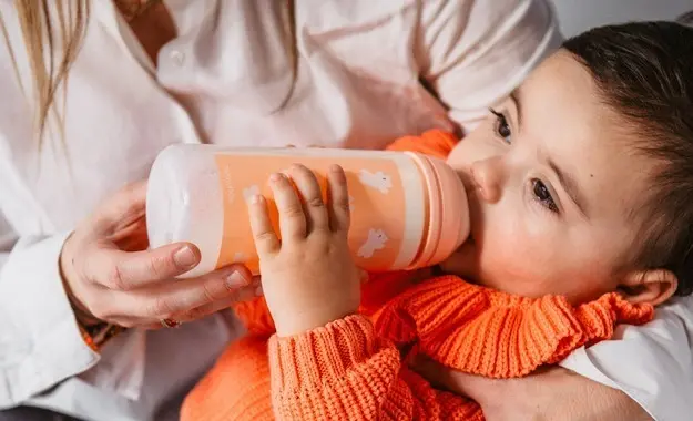 Mama wraca do gry. Jak nauczyć dziecko picia z butelki po miesiącach samej piersi?